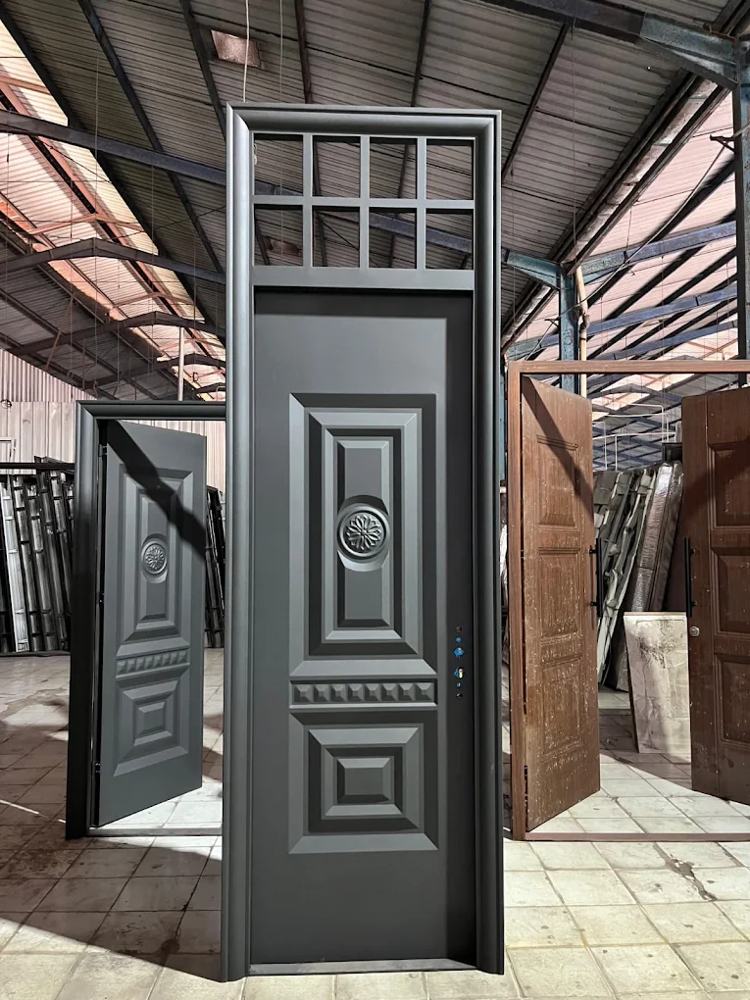 Contoh pintu custom MULTIDOOR: Pintu dengan jendela atas (bovenlight)