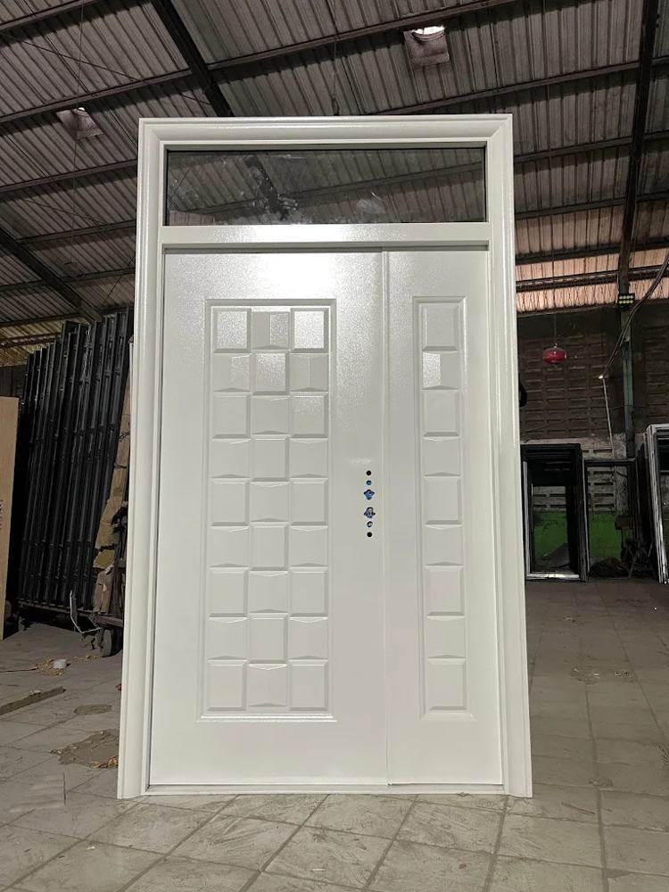 Contoh pintu custom MULTIDOOR: Pintu putih motif kotak + bovenlight