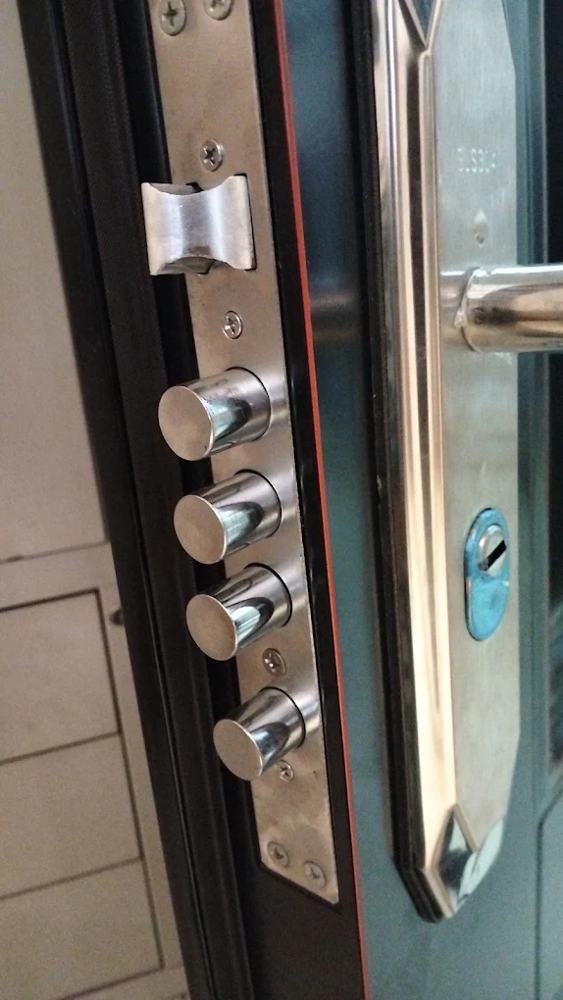 Contoh pintu custom MULTIDOOR: Kunci multi-point, 3 titik kaitan